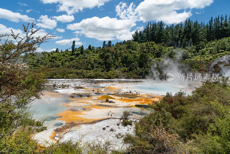 Orakei Korako地热公园和洞穴隐藏山谷，陶波，新西兰